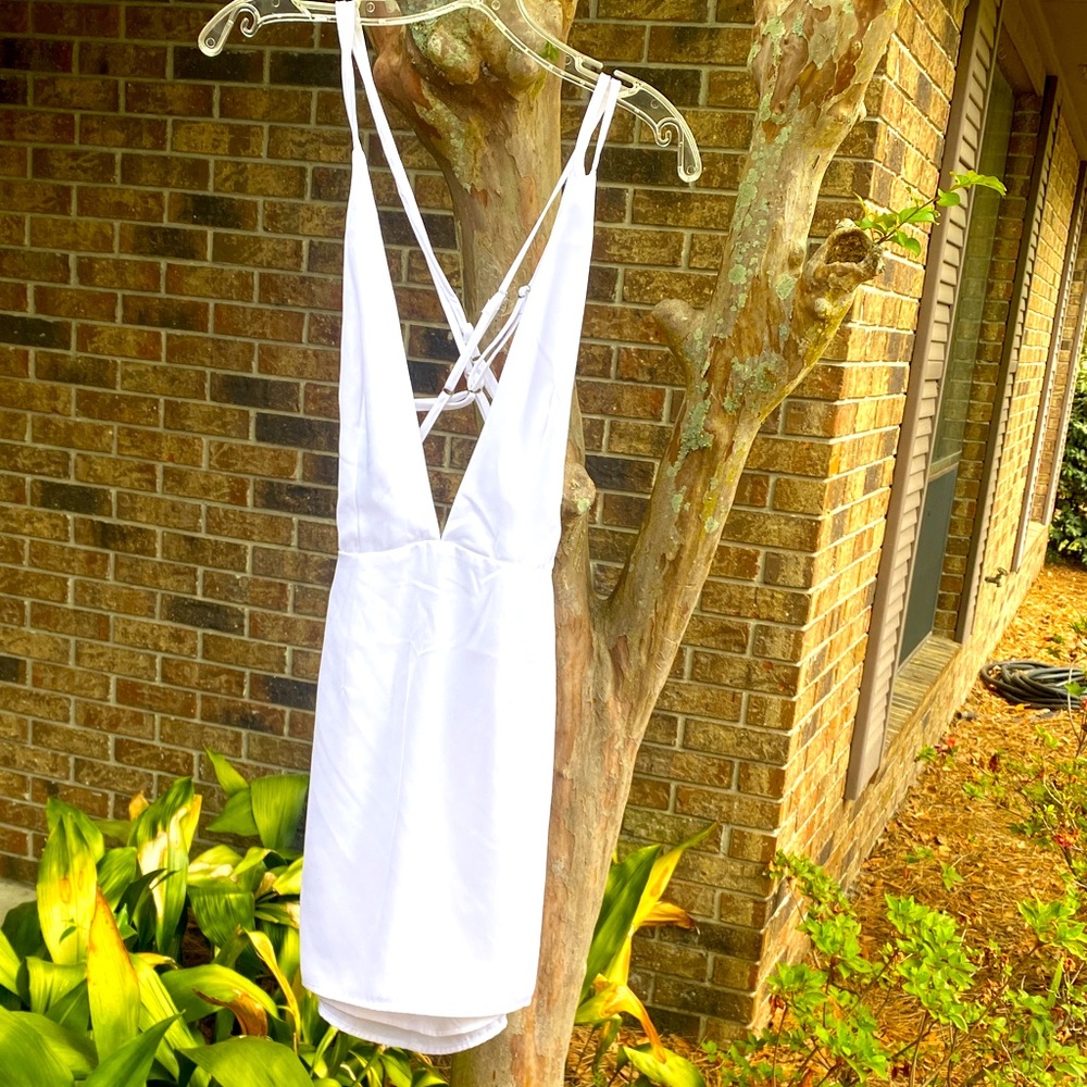 superdown White Deep V Strappy mini dress🌺🐇🍒
